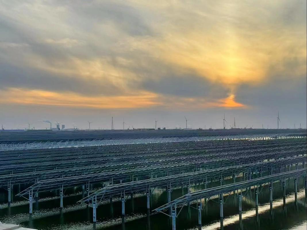 全球首台套光伏清洁机器人在长下线